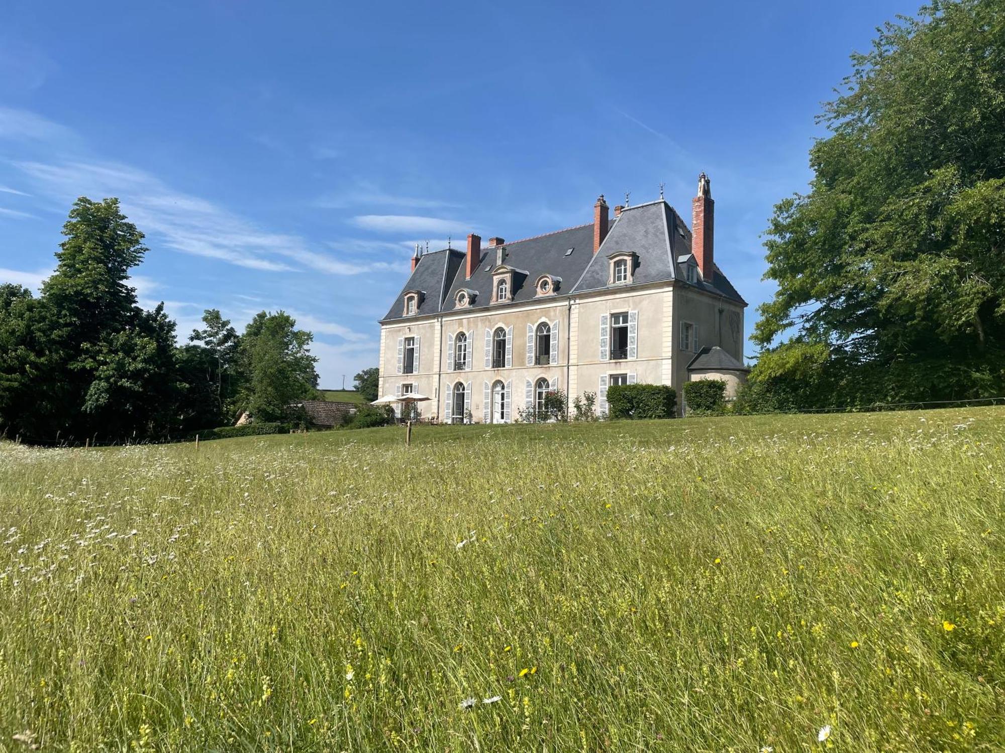 Chateau De Vaux Morvan Couette-café *